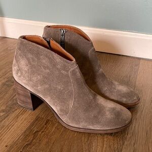 Women's Frye Nora Zip Short tan suede Ankle Boots Size 8.5 MSRP $298 EUC
